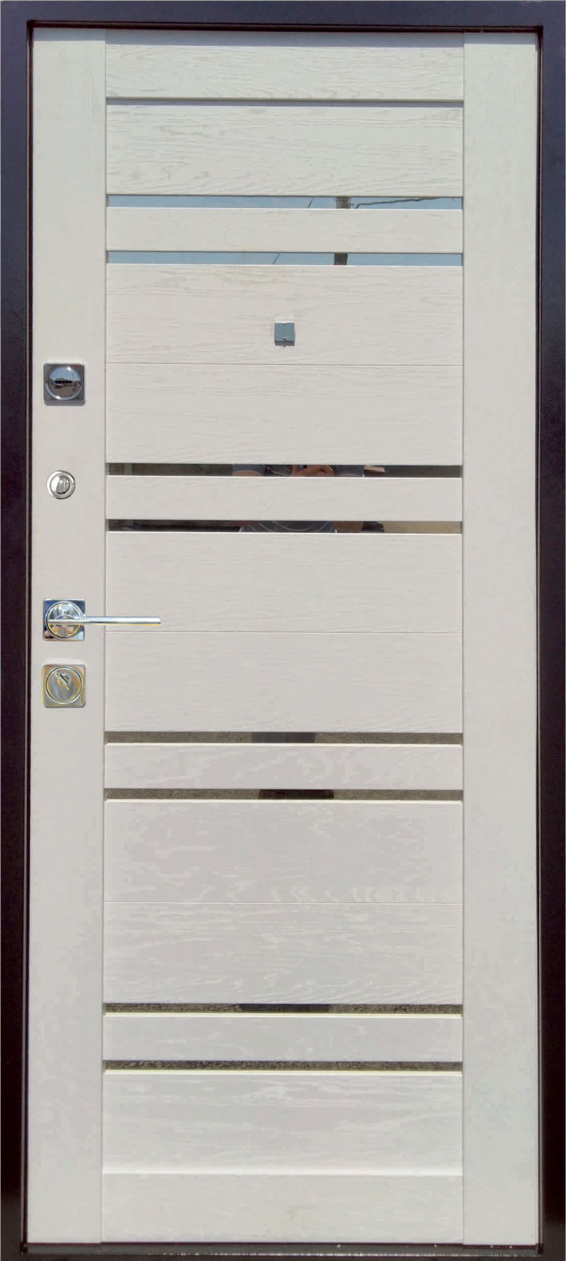 Металлическая дверь «Мега Ромена». Вид внутренней отделки Роял белый  Вид внешней отделки: Букле черный Cтандартный наличник